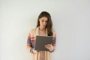 Mujer angustiada, buscando ayuda Terapéutica en Barcelona y agendando una cita con el especialista en salud mental en Barcelona, David Gonzalez.