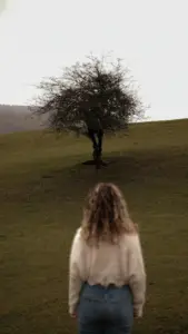 Mujer descubriendo la naturaleza luego de una sesión de Brainspotting